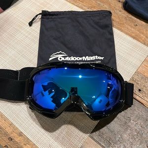 OutdoorMaster kids ski goggles. Approx 8-14 years old